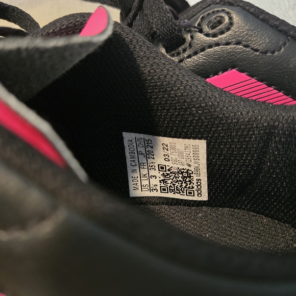 Black and pink size 3.5 ⚽ cleats - Picture 2 of 6